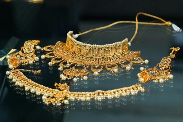 Elegant gold bridal jewellery set on display in Karachi boutique.