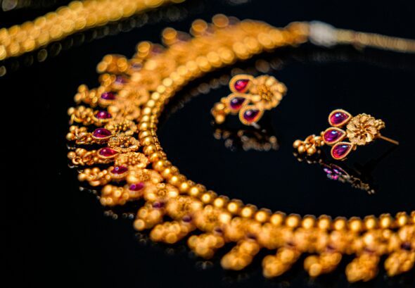 A Pakistani bride wearing traditional gold and Kundan jewelry.